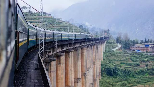 H:\官網(wǎng)\新聞\孫云書記在《四川日?qǐng)?bào)》發(fā)表署名文章《加快鐵路大通道建設(shè)  助力四川構(gòu)筑內(nèi)陸開放經(jīng)濟(jì)新高地》\2.png